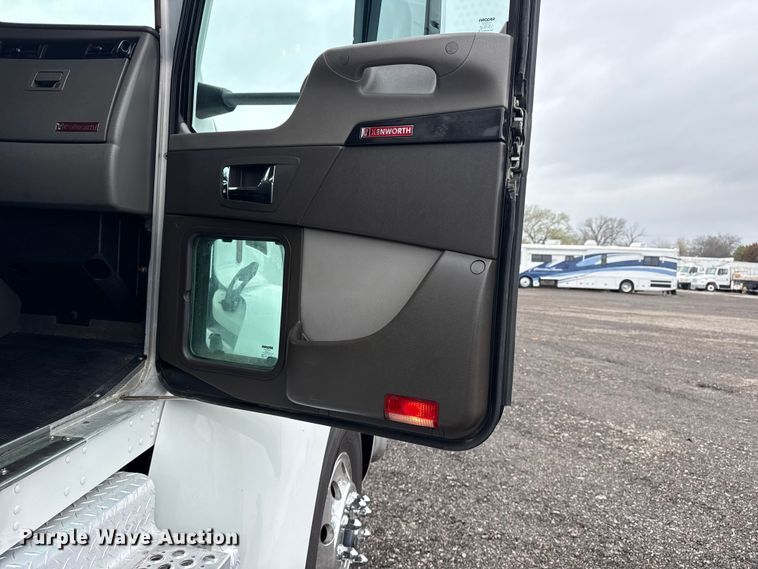 image for item EG2169 2015 Kenworth T370 utility / service truck