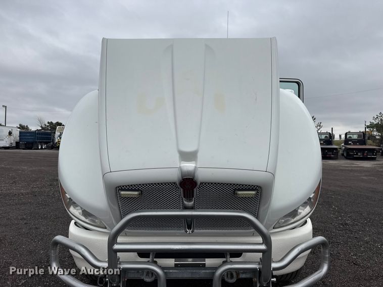 image for item EG2169 2015 Kenworth T370 utility / service truck