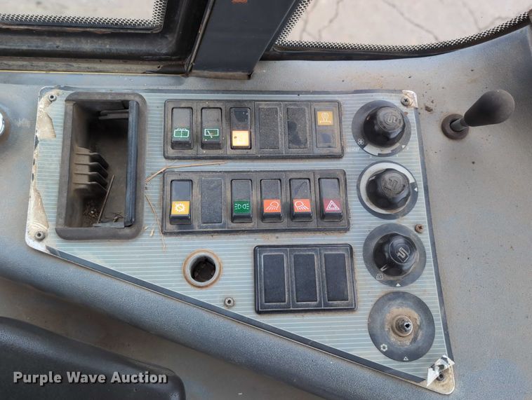 image for item EG2728 1999 New Holland LW110 wheel loader