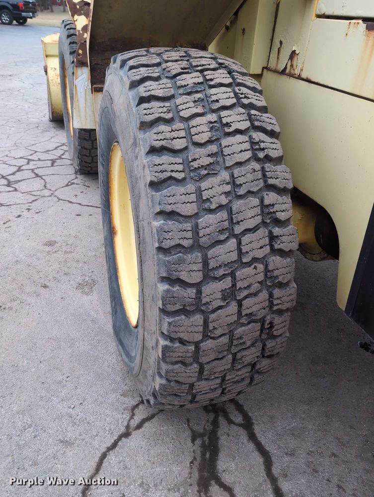 image for item EG2728 1999 New Holland LW110 wheel loader