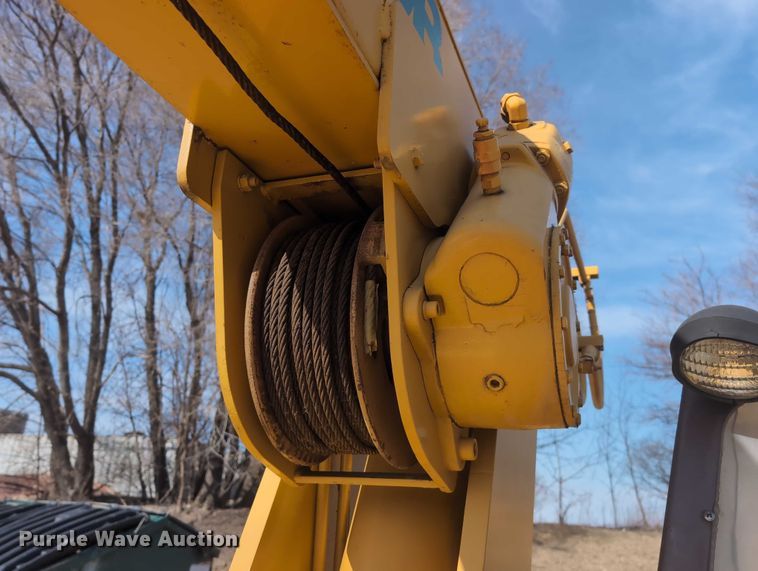 image for item EG2743 1983 Case 3330B crane