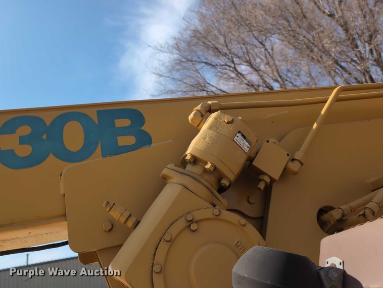 image for item EG2743 1983 Case 3330B crane