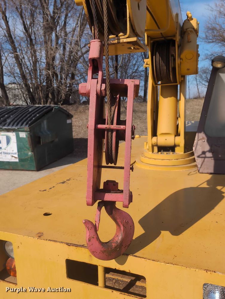 image for item EG2743 1983 Case 3330B crane