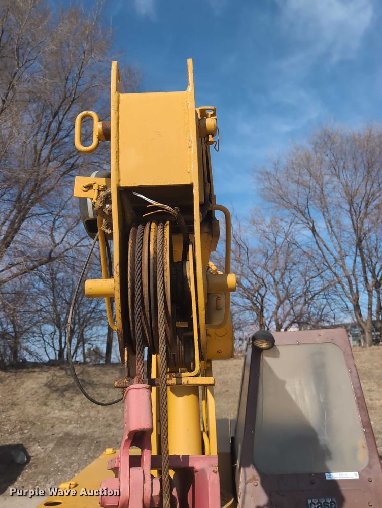 image for item EG2743 1983 Case 3330B crane