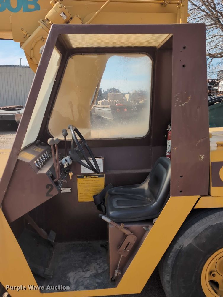 image for item EG2743 1983 Case 3330B crane