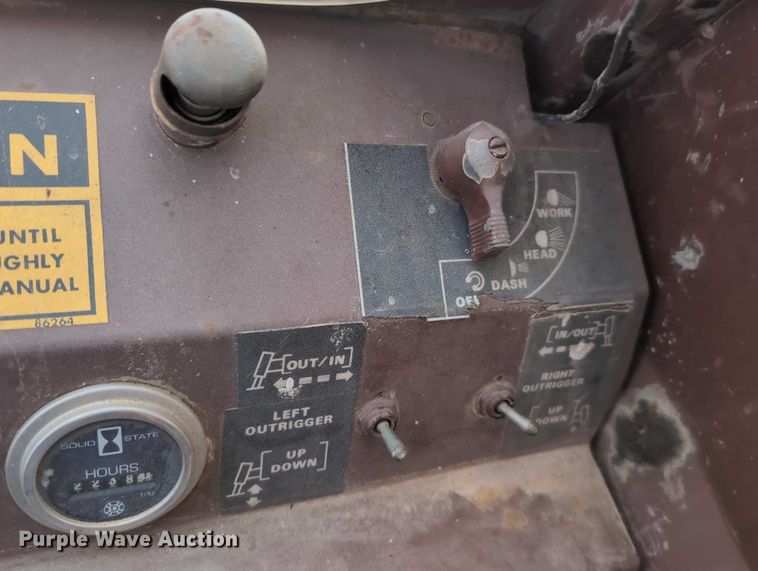 image for item EG2743 1983 Case 3330B crane