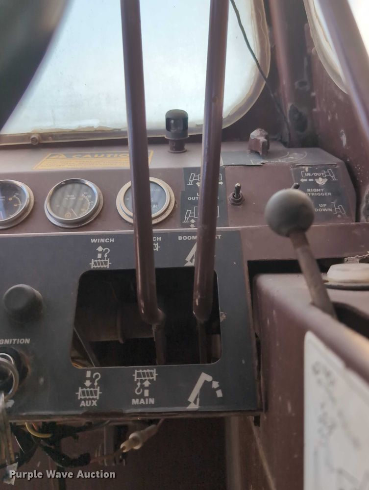 image for item EG2743 1983 Case 3330B crane