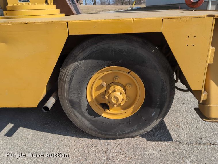 image for item EG2743 1983 Case 3330B crane