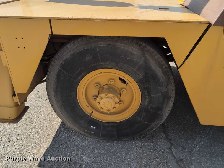 image for item EG2743 1983 Case 3330B crane