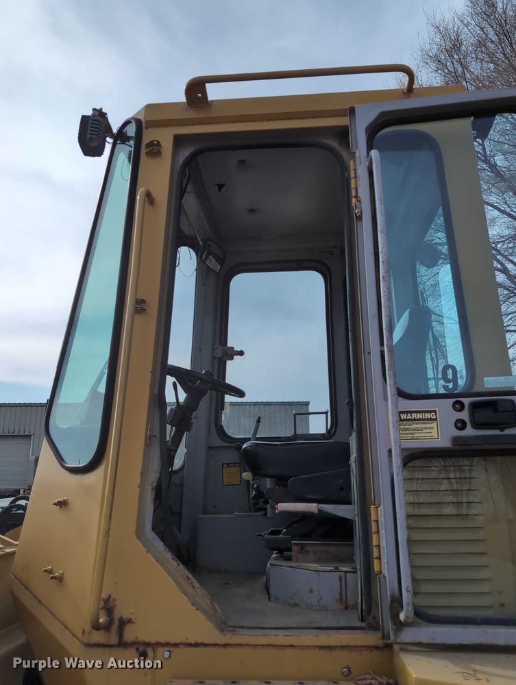 image for item EG2746 1989 John Deere 344E wheel loader