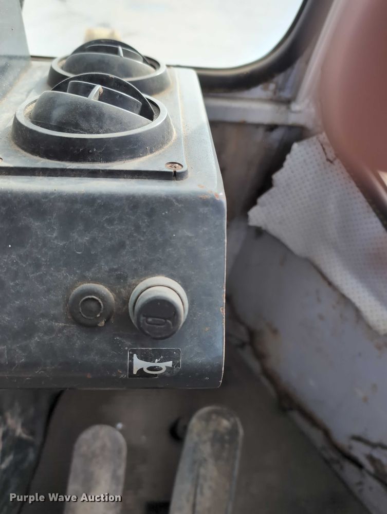 image for item EG2746 1989 John Deere 344E wheel loader