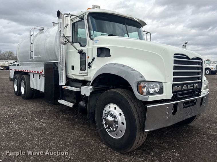 image for item EG8844 2013 Mack GU433 vacuum truck