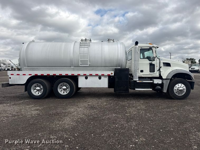 image for item EG8844 2013 Mack GU433 vacuum truck