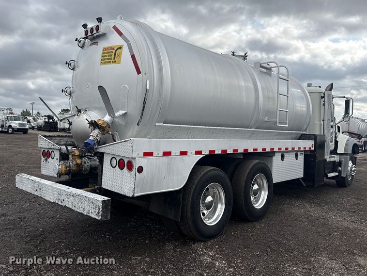image for item EG8844 2013 Mack GU433 vacuum truck