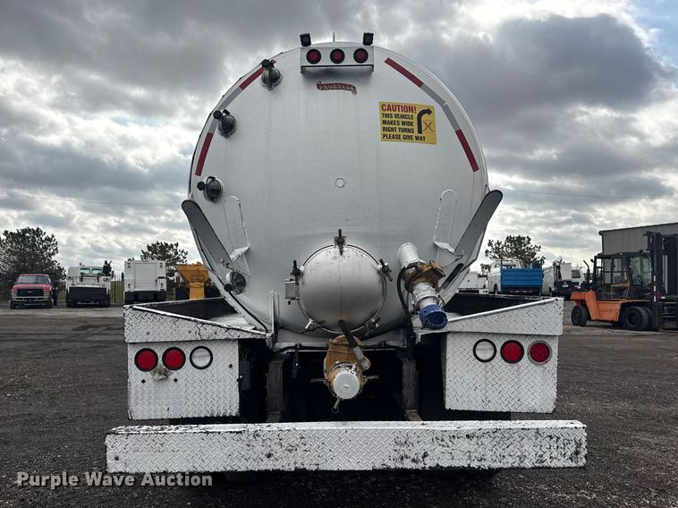 image for item EG8844 2013 Mack GU433 vacuum truck