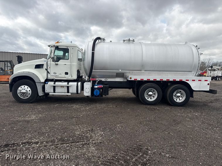 image for item EG8844 2013 Mack GU433 vacuum truck