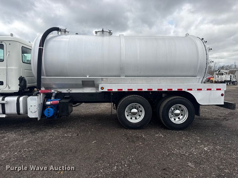 image for item EG8844 2013 Mack GU433 vacuum truck