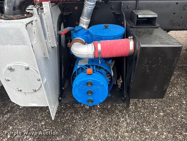 image for item EG8844 2013 Mack GU433 vacuum truck