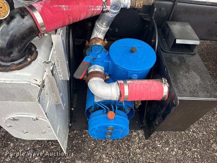 image for item EG8844 2013 Mack GU433 vacuum truck