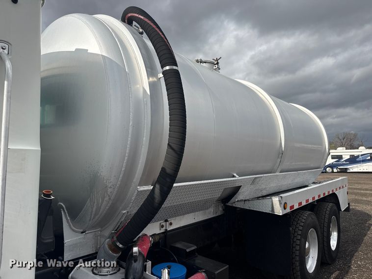 image for item EG8844 2013 Mack GU433 vacuum truck