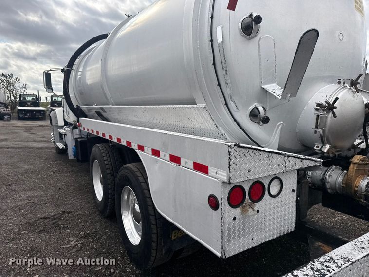 image for item EG8844 2013 Mack GU433 vacuum truck