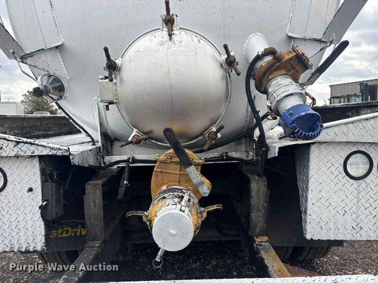 image for item EG8844 2013 Mack GU433 vacuum truck