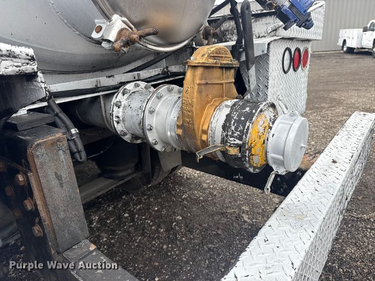 image for item EG8844 2013 Mack GU433 vacuum truck