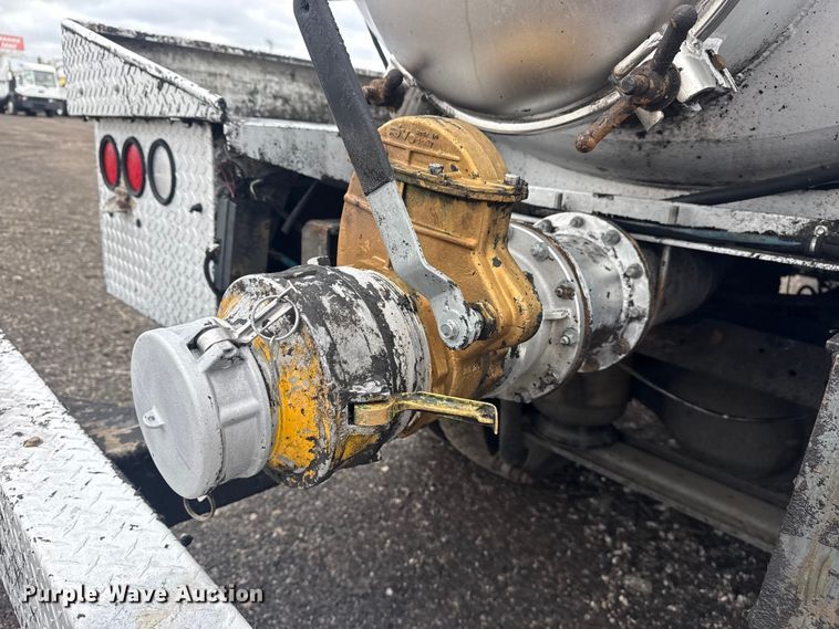 image for item EG8844 2013 Mack GU433 vacuum truck