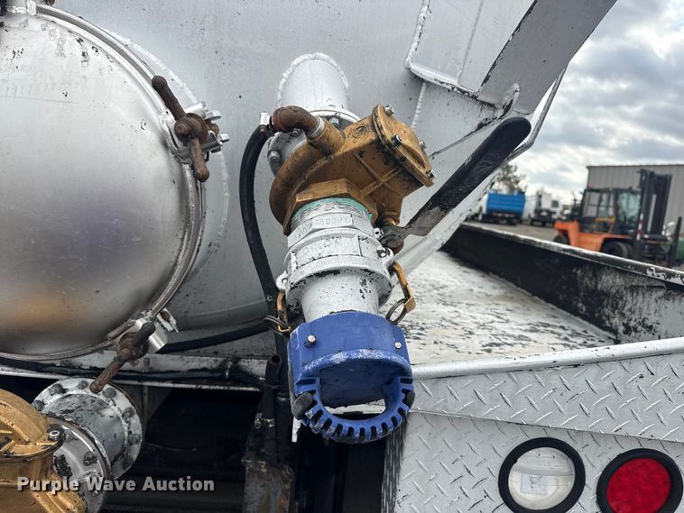 image for item EG8844 2013 Mack GU433 vacuum truck