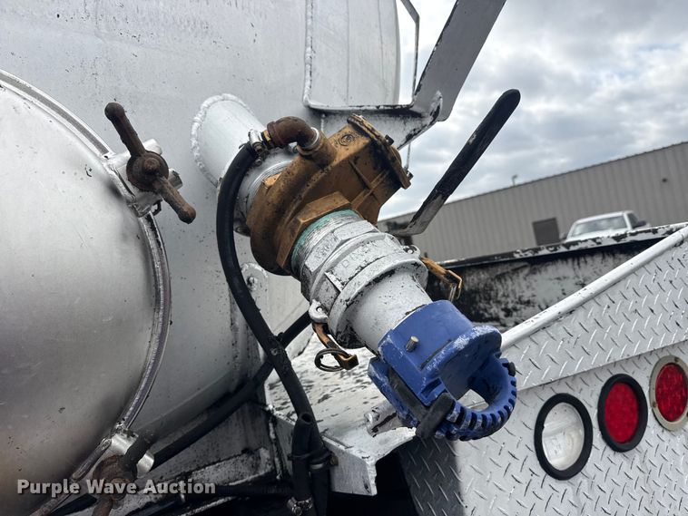 image for item EG8844 2013 Mack GU433 vacuum truck