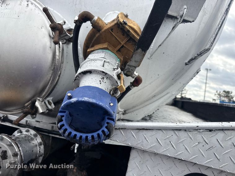 image for item EG8844 2013 Mack GU433 vacuum truck