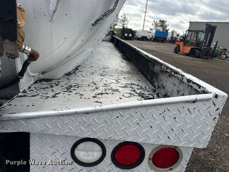 image for item EG8844 2013 Mack GU433 vacuum truck