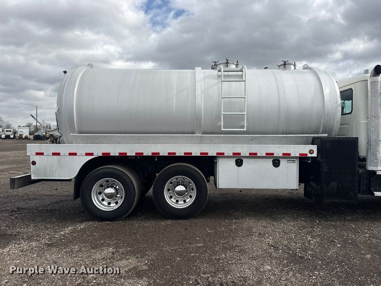 image for item EG8844 2013 Mack GU433 vacuum truck