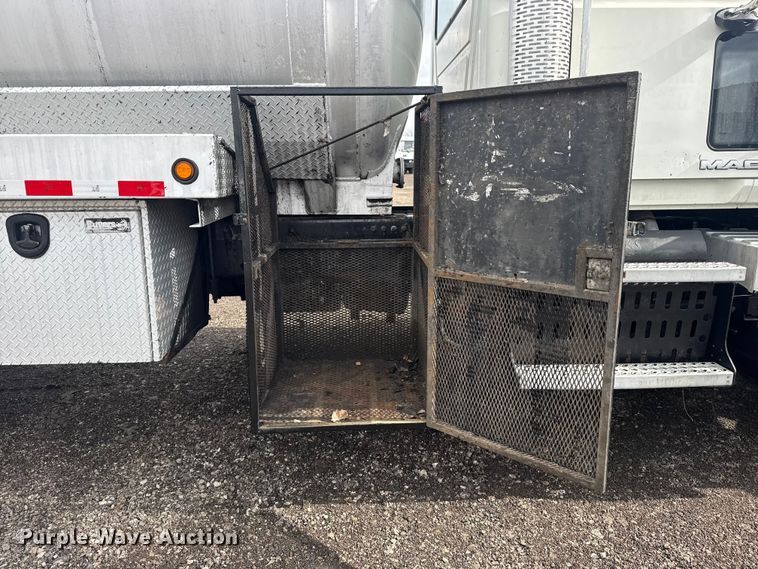 image for item EG8844 2013 Mack GU433 vacuum truck