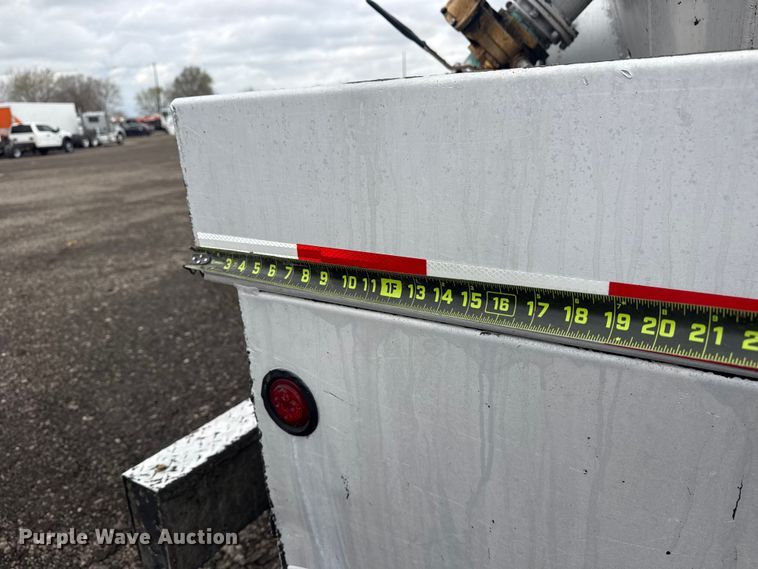 image for item EG8844 2013 Mack GU433 vacuum truck