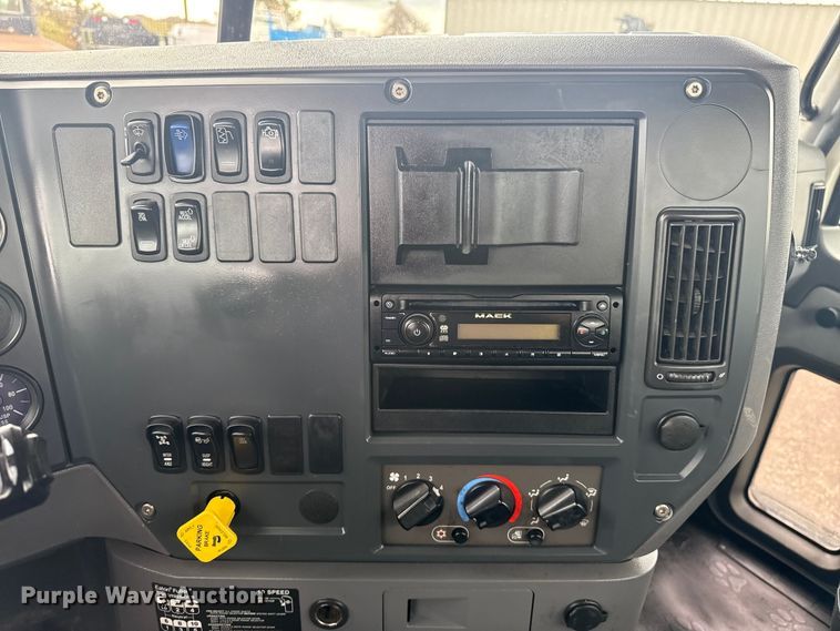 image for item EG8844 2013 Mack GU433 vacuum truck