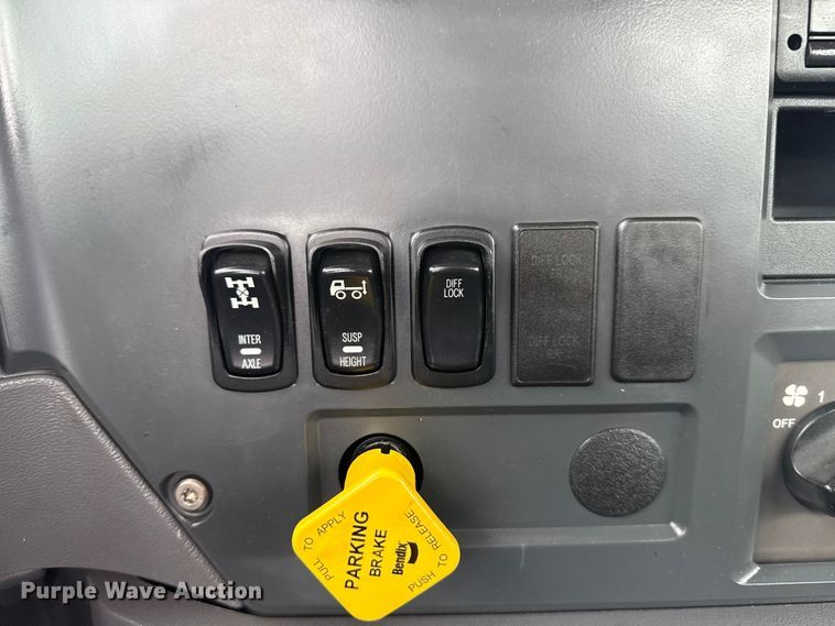 image for item EG8844 2013 Mack GU433 vacuum truck