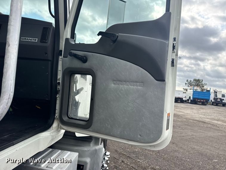 image for item EG8844 2013 Mack GU433 vacuum truck