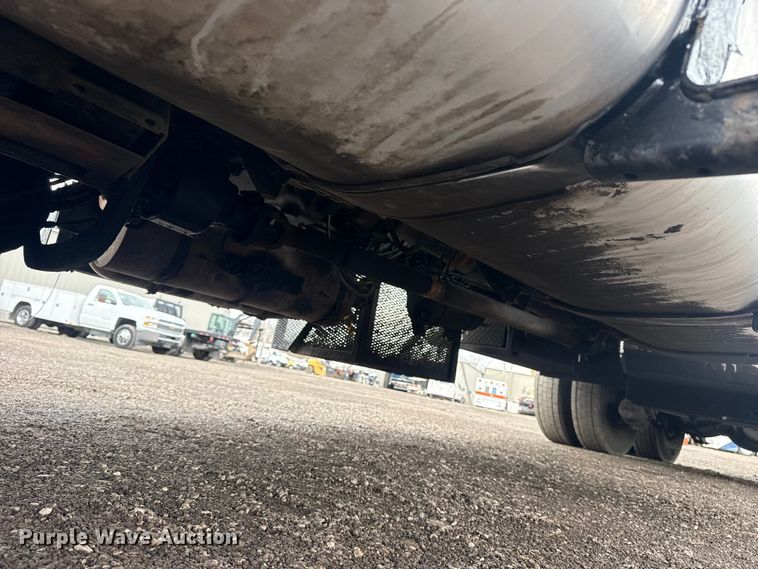 image for item EG8844 2013 Mack GU433 vacuum truck