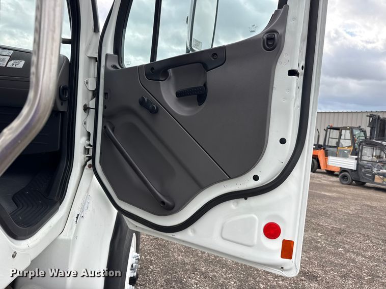 image for item EG8845 2010 Freightliner Business Class M2 crane truck