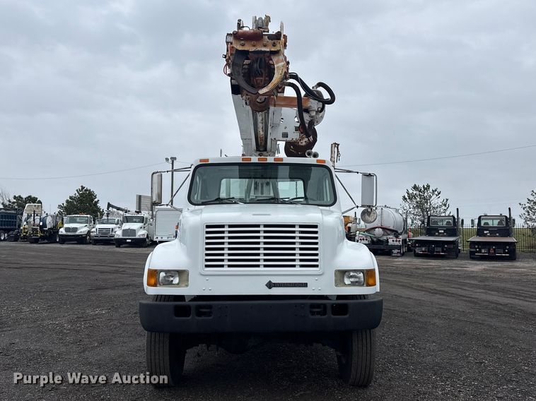 image for item EG8847 1999 International 4800 digger derrick truck