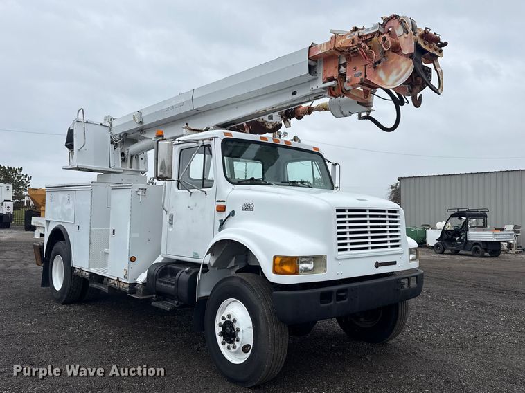 image for item EG8847 1999 International 4800 digger derrick truck