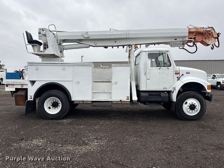image for item EG8847 1999 International 4800 digger derrick truck