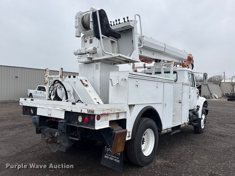 image for item EG8847 1999 International 4800 digger derrick truck
