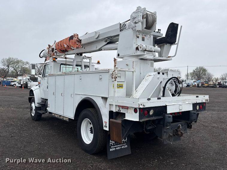 image for item EG8847 1999 International 4800 digger derrick truck