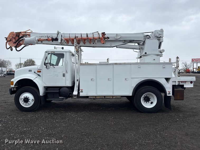 image for item EG8847 1999 International 4800 digger derrick truck