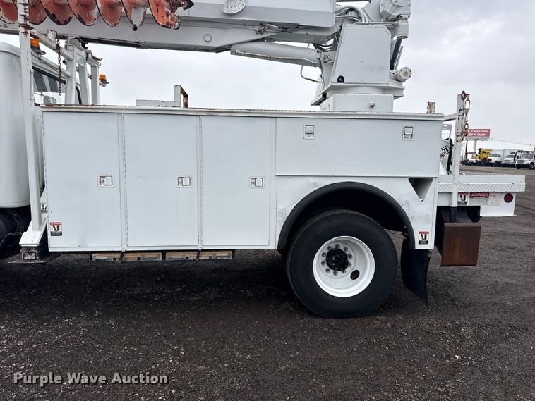 image for item EG8847 1999 International 4800 digger derrick truck