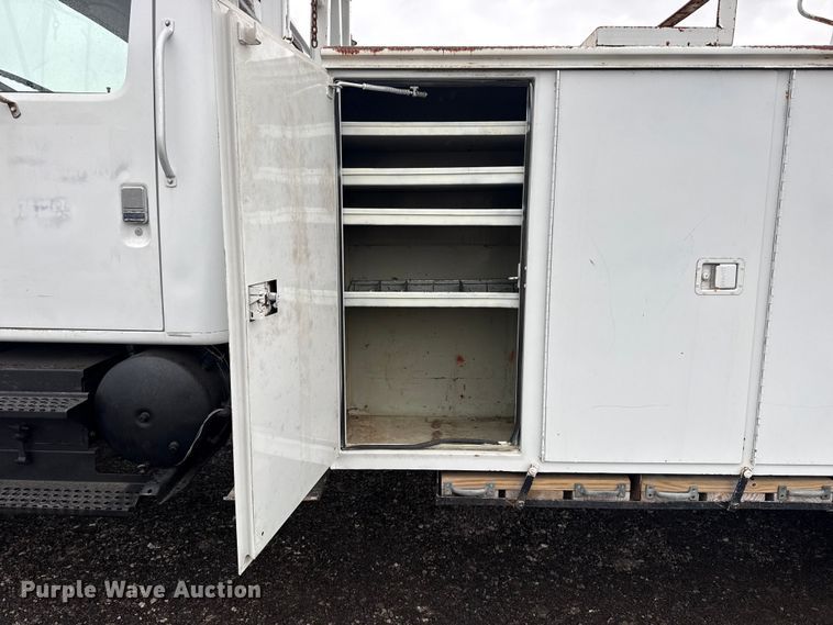 image for item EG8847 1999 International 4800 digger derrick truck