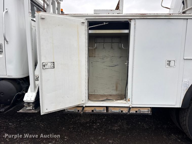 image for item EG8847 1999 International 4800 digger derrick truck