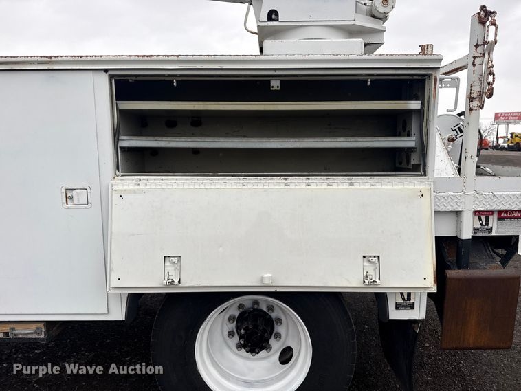 image for item EG8847 1999 International 4800 digger derrick truck